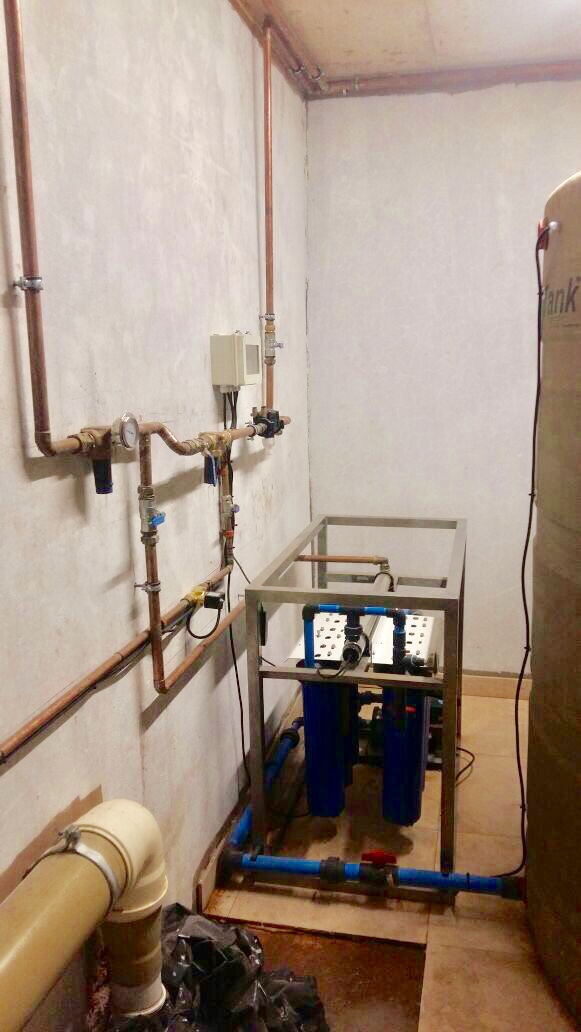 Double rainwater purification unit with variable speed pressure control